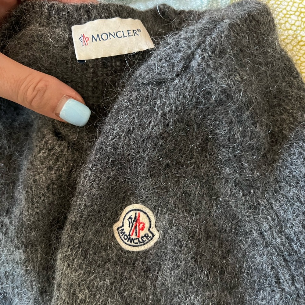 Maglione tricot girocollo. Moncler brand sweater.